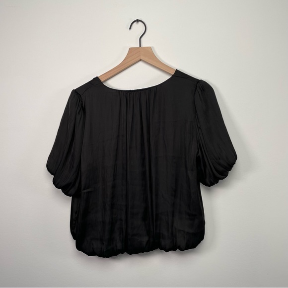 ASTR The Label Black Bubble Hem Puff Sleeve V Neck Top - Picture 4 of 4
